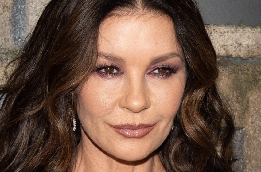  Catherine Zeta-Jones in einem Kleid mit tiefem Ausschnitt wurde mit ihrem Ehemann veröffentlicht.