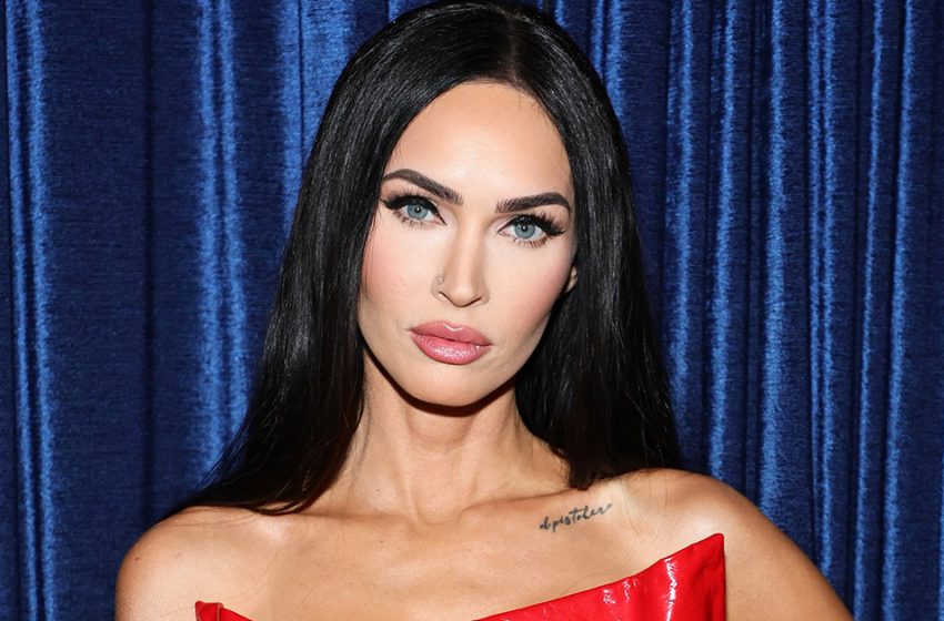  “Einen Schritt von der Verwirrung entfernt”:Megan Fox im aufreizenden Jumpsuit leuchtete auf ihrer Brust