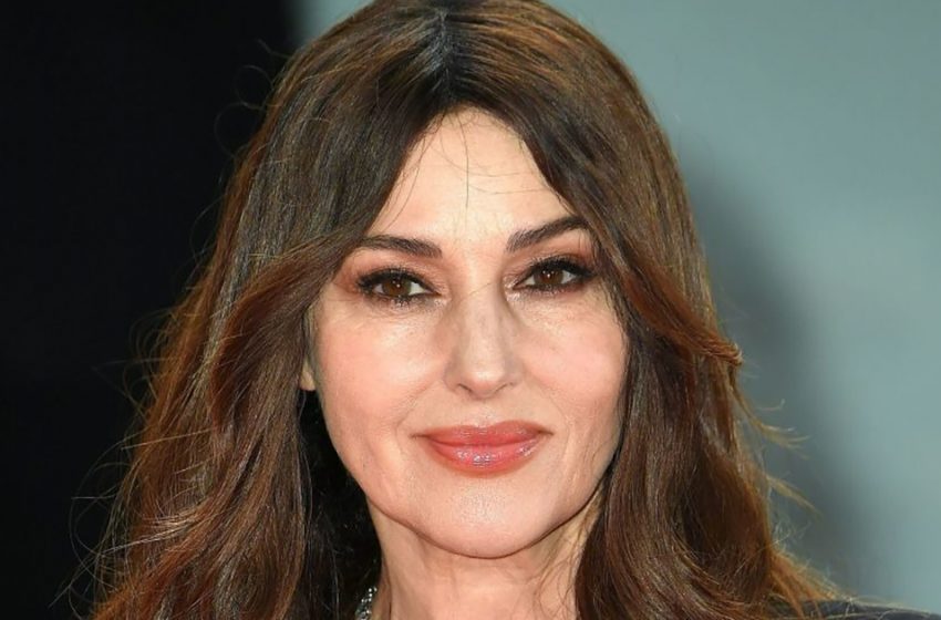  Die luxuriöse 58-jährige Monica Bellucci in Strümpfen und einem Mantel zierte das Cover des berühmten Glosses