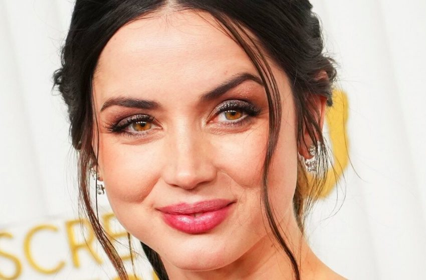  Ausschnitt bis zum Bauch und dünne Träger: Ana de Armas erschien in einem Kleid ohne BH bei der Verleihung