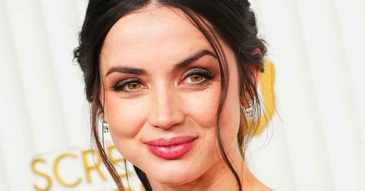Ausschnitt bis zum Bauch und dünne Träger: Ana de Armas erschien in ...