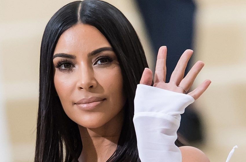  “Perfekter Winkel!” Kim Kardashian posierte in einem zierlichen Bikini, als sie die Treppe hinaufging