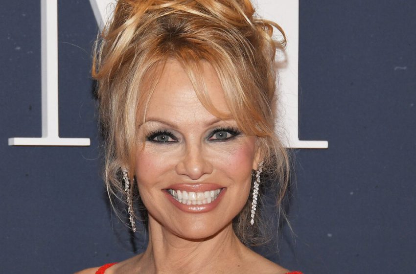  Hat den Dresscode gebrochen: Pamela Anderson kam in einem knappen roten Kleid heraus