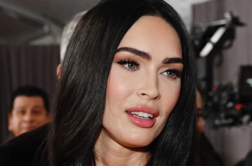  Noir-Style: Megan Fox in einem scharlachroten Kleid mit tiefem Ausschnitt erschien auf der Grammy-Pre-Party