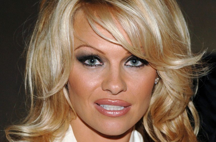  „Falten, Stirnrunzeln und Ziehharmonika-Lippen“: Pamela Anderson ging mutig ungeschminkt aus – so sieht sie morgens aus