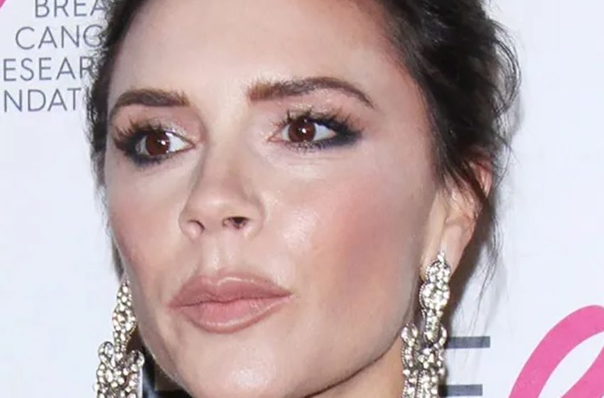  „Sie hat den Rock vergessen“: Victoria Beckham in einem transparenten Jumpsuit und Netzstrumpfhose erschien auf dem Cover der Glosse