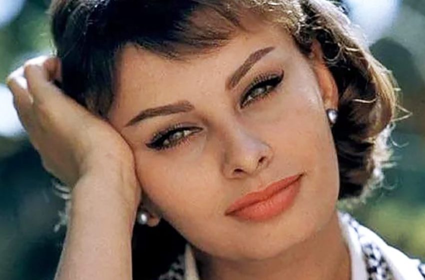  Unter den Armen hervorgeholt. Die 88-jährige Sophia Loren bewegt kaum ihre Beine