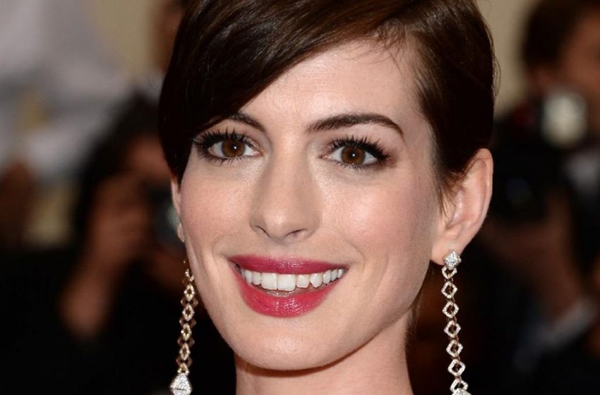  Die amerikanische Schauspielerin nahm an einer gesellschaftlichen Veranstaltung in Los Angeles teil. Anne Hathaway in einem aufreizenden Lederoutfit konnte nicht unbemerkt bleiben.