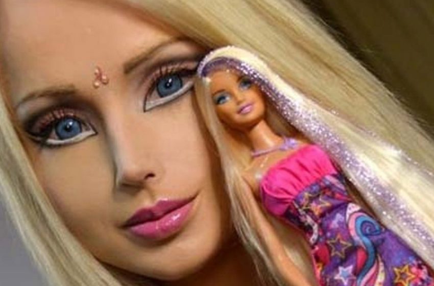  Sie wurde ein Mensch: eine lebende Barbie verließ das Bild einer Puppe und zeigte sich real