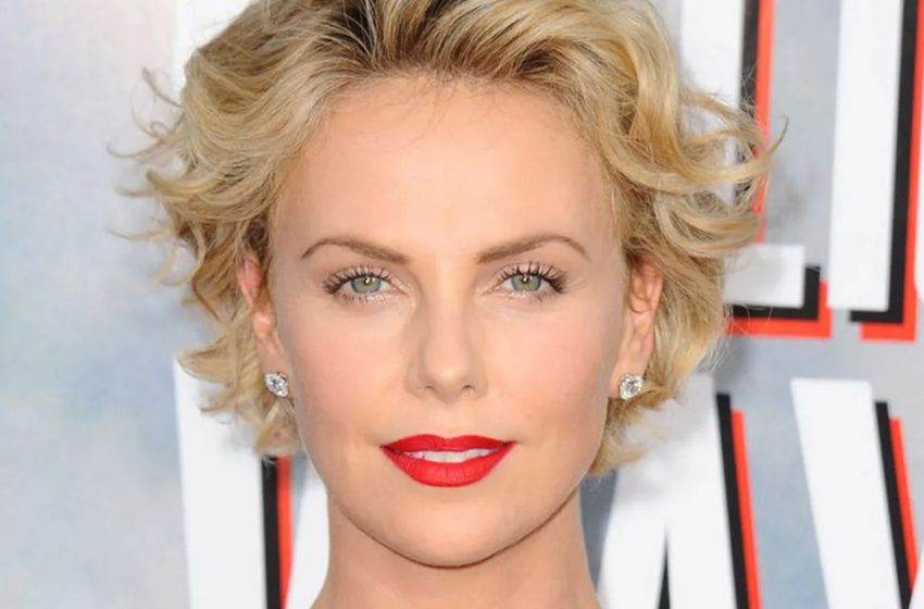  Die Figur ist perfekt! Die 46-jährige Brünette Charlize Theron wurde ohne BH fotografiert