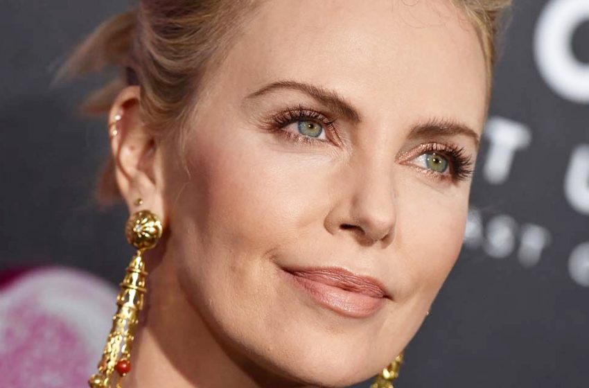  „Attraktive Schönheit mit unglaublicher Bräune!“: Die 47-jährige Charlize Theron sorgte am Strand für Furore