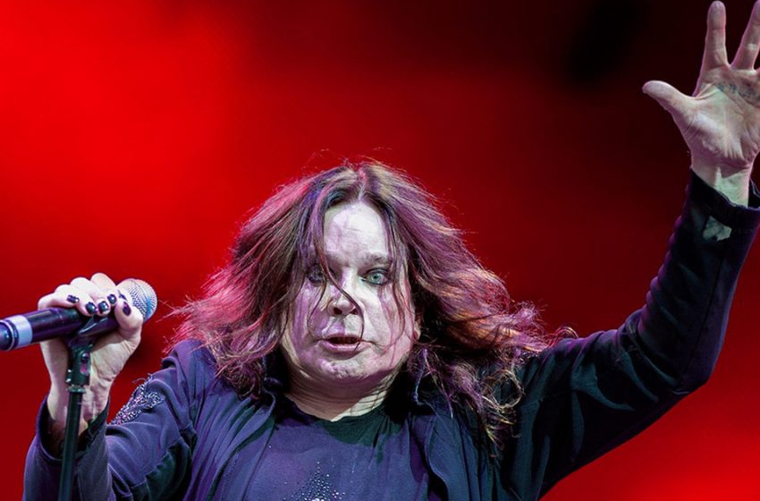  Ozzy Osbourne war stark abgemagert und ergraut. Die Paparazzi erwischten die 74-jährige Rocklegende bei einem Spaziergang mit einer Krankenschwester