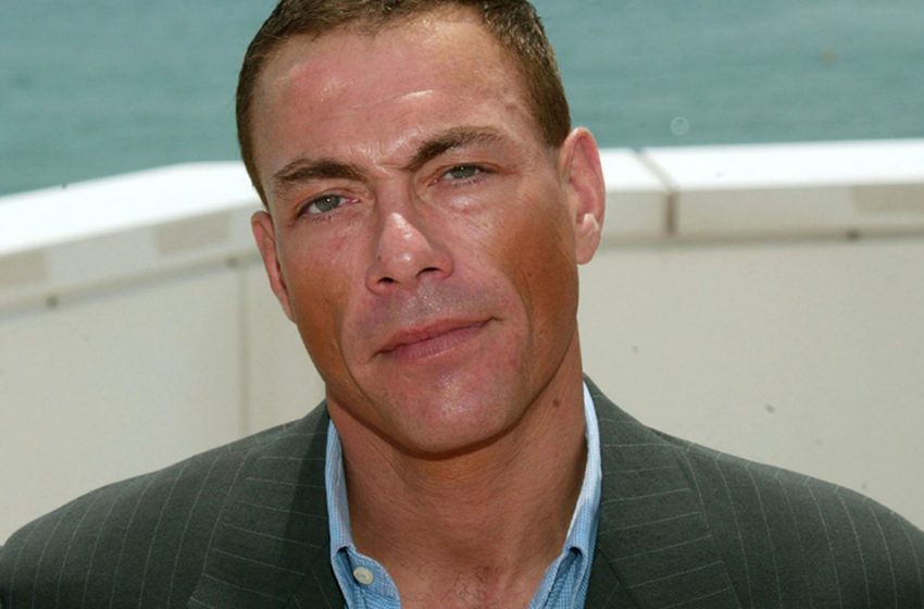  Auch er ist gleich da! Jean-Claude Van Damme überraschte das Network auf Fotos in einem koketten Bademantel