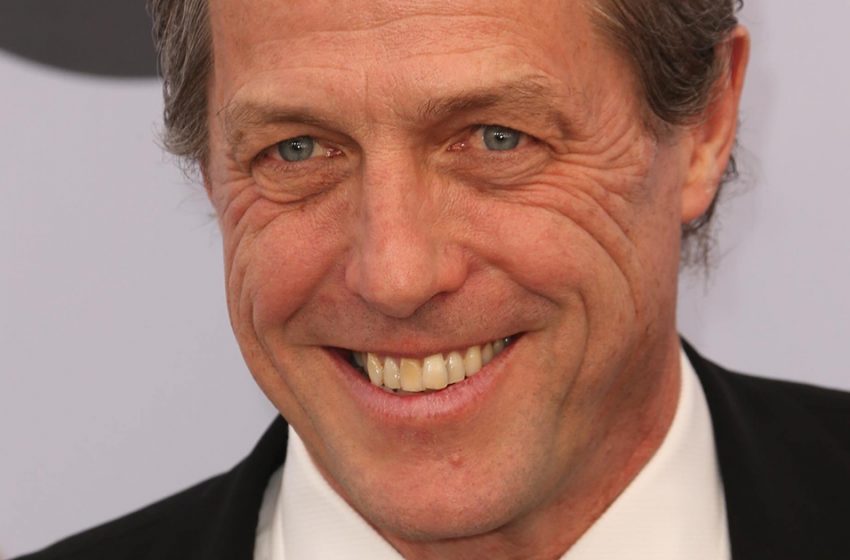  Sie sehen großartig  zusammen aus. Der 62-jährige Hugh Grant wurde beim Spaziergang mit seiner schlanken Ehefrau, die 22 Jahre jünger ist, gefilmt