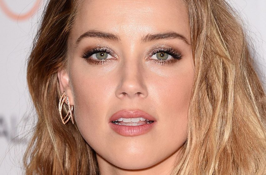  Leggings, schwere Taschen und kein Make-up: So sieht Amber Heard heute aus, nachdem sie Hollywood gegen Mutterschaft eingetauscht hat