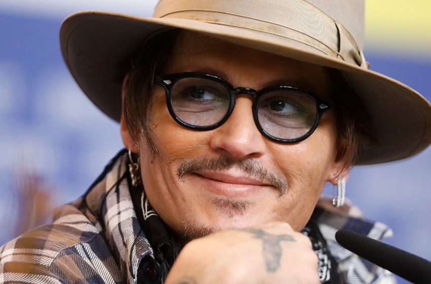  Er konnte seine Tränen nicht zurückhalten. Johnny Depp hatte seinen ersten Auftritt in Cannes seit 12 Jahren, wo er mit siebenminütigen Standing Ovations begrüßt wurde