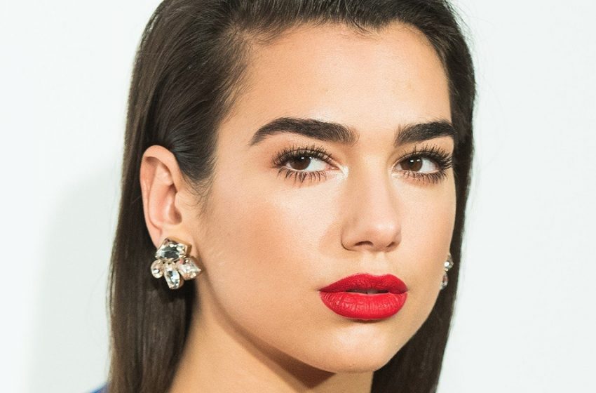  Er ist 14 Jahre älter als sie. Dua Lipa erschien in einem freizügigen Kleid Arm in Arm mit ihrem neuen Liebhaber in Cannes.