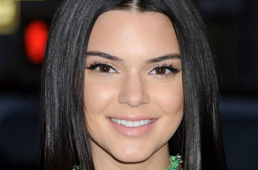  Blumen auf nackter Brust: Kendall Jenner spielte in der freimütigsten Mini-Staffel auf einer Yacht