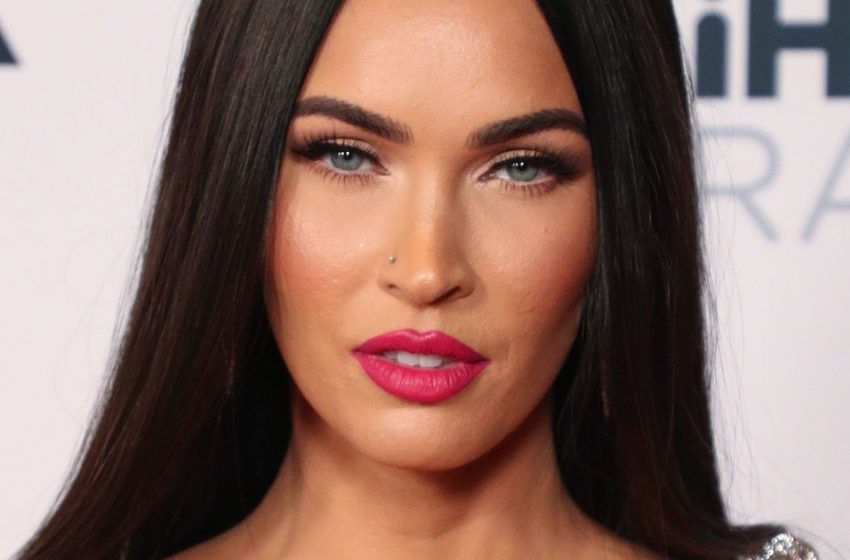  Nass und ohne BH: Megan Fox spielte bei einem verführerischen Strandfotoshooting mit