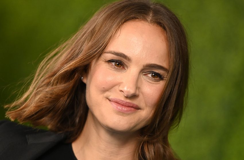  In kurzen Shorts und einer Jacke: Natalie Portman zeigte ihre schlanken Beine auf dem roten Teppich.