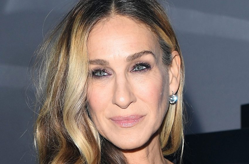  Der Fan des natürlichen Alterns Sarah Jessica Parker wurde am Strand fotografiert: wie sie im Badeanzug aussieht