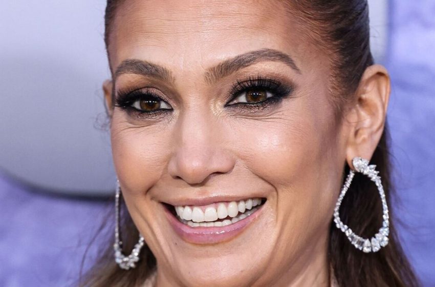  Der Star „beleuchtete“ die Hüften: Jennifer Lopez in einem Kleid mit gewagten Schlitzen blamierte sich in Kalifornien