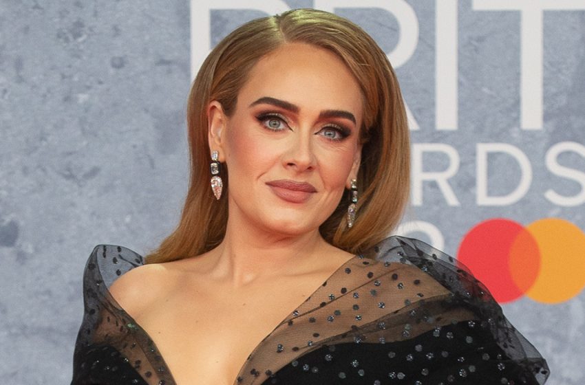  “Sie muss an ihrem Stil arbeiten”: Die ungepflegte Adele wurde versehentlich während eines Abendessens mit ihrem Partner gefilmt