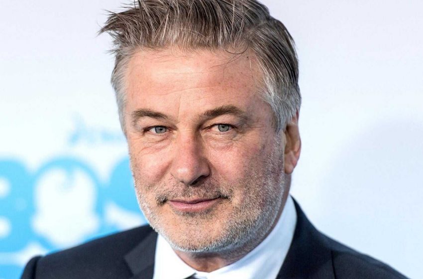  Er kann ohne Stock nicht gehen. Alec Baldwin tritt nach einer schweren Operation zum ersten Mal öffentlich auf