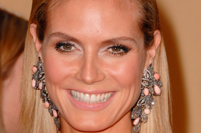  Sie vergaß, alt zu werden. Die 50-jährige Heidi Klum hat sich in winzigen Badehosen fotografiert