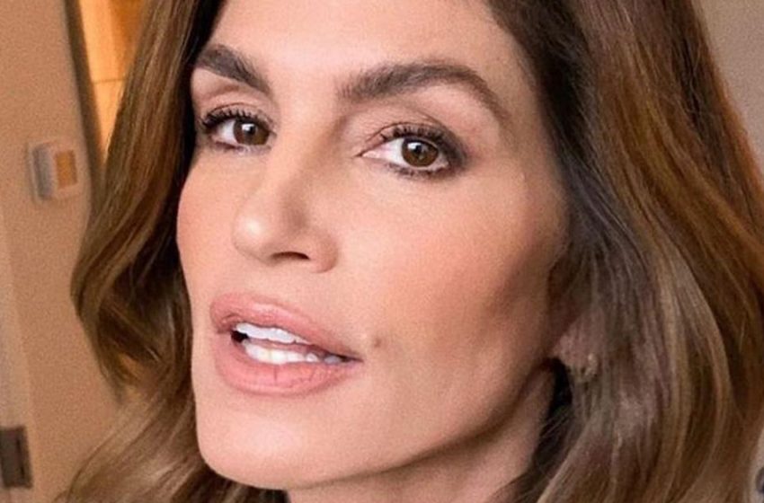  Ganz in Falten und mit grauen Haaren: Das 57-jährige Supermodel Cindy Crawford ist jetzt nicht mehr wiederzuerkennen