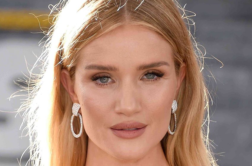  Blühender Pfirsich: Rosie Huntington-Whiteley in einem Korsett-Kleid – vertreibt Männer von den Bildschirmen und bringt sie um den Verstand