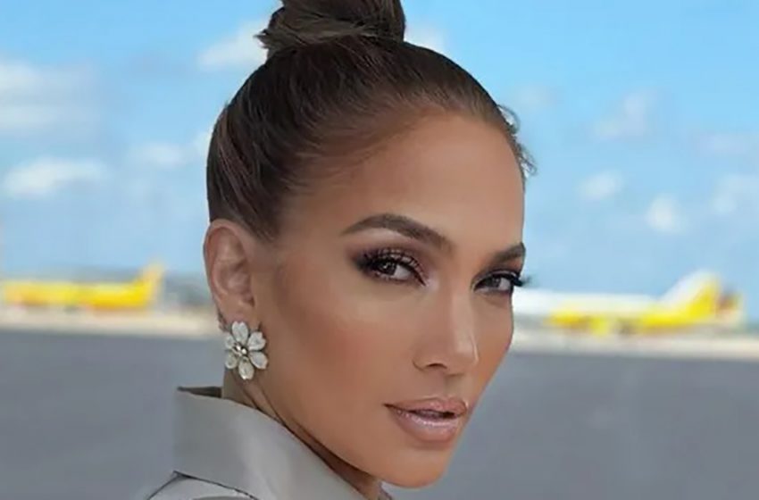  Jennifer Lopez ließ sich unter ihren Brüsten ein pikantes Tattoo stechen, das Ben Affleck gewidmet ist