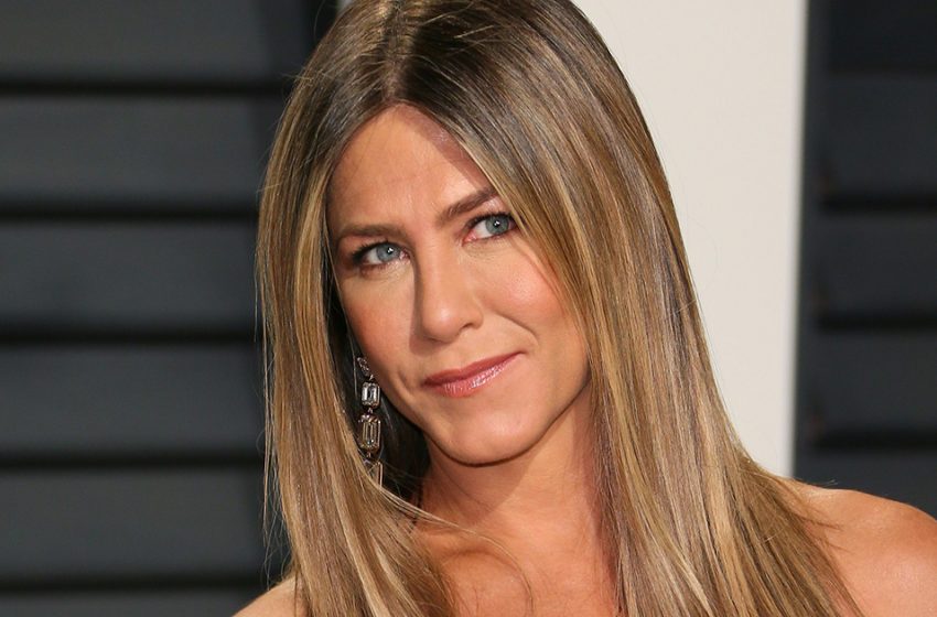  „Falten veredelten sie“: Jennifer Aniston im roten Sweatshirt zeigt wie man schön altern kann – 3 inspirierende Fotos