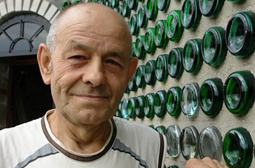  Dieser tolle Mann hat ein großes Haus nur aus Glas gebaut: Schauen Sie sich an, wie es aussieht