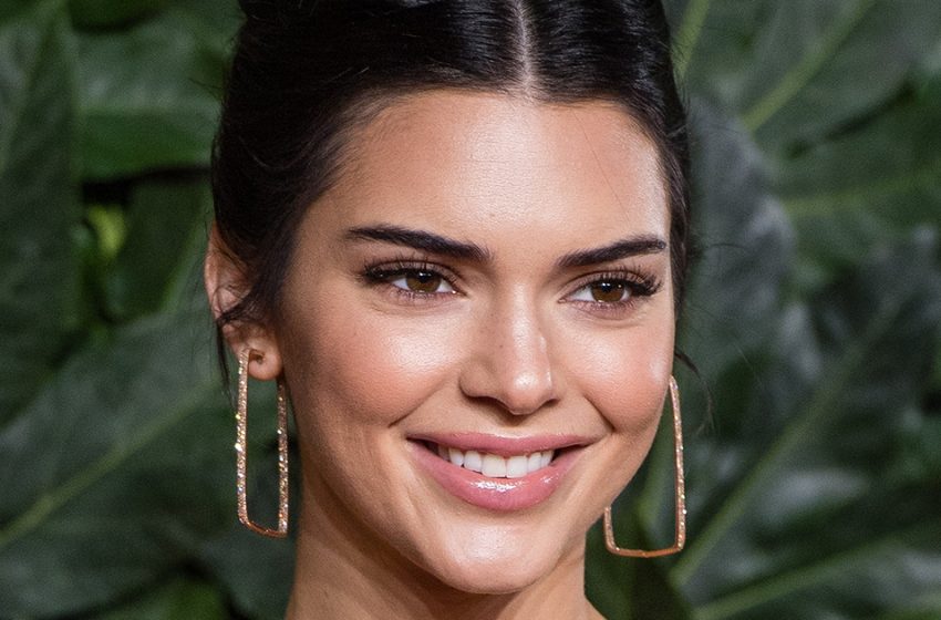  „Das Kleid sieht wie eine riesige Windel aus “: Kendall Jenner brachte Blogger auf der Paris Fashion Week zum Lachen