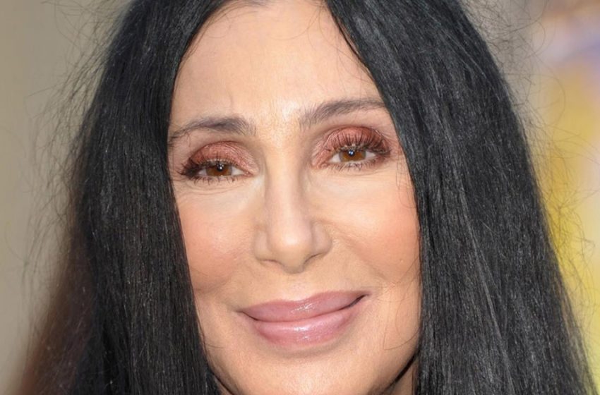  Nicht an Elastizität verloren. Paparazzi haben die 76-jährige Cher ohne Make-up und BH festgehalten