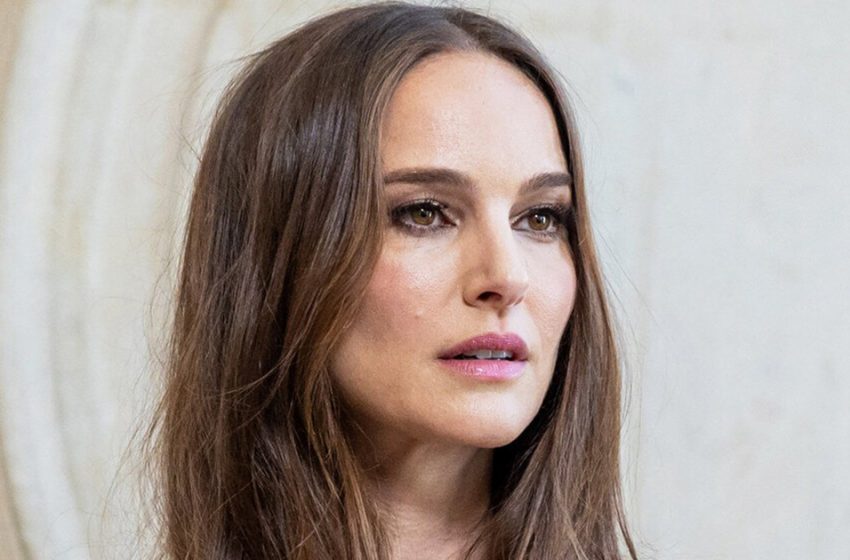  Der erste Auftritt nach dem Verrat ihres Mannes: Natalie Portman trat in einem schulterfreien Kleid auf der Paris Fashion Week auf