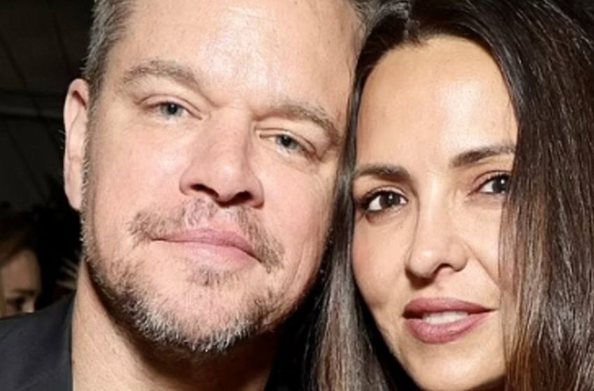  Leidenschaftliche Umarmungen nach 18 Jahren Ehe: Matt Damon stürzt sich in das Dekolleté seiner Frau am Strand des Ägäischen Meeres