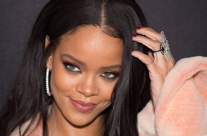  Schwangere Star enthüllt ihren Bauch: Rihanna posiert in einem pinkfarbenen Bustier und String