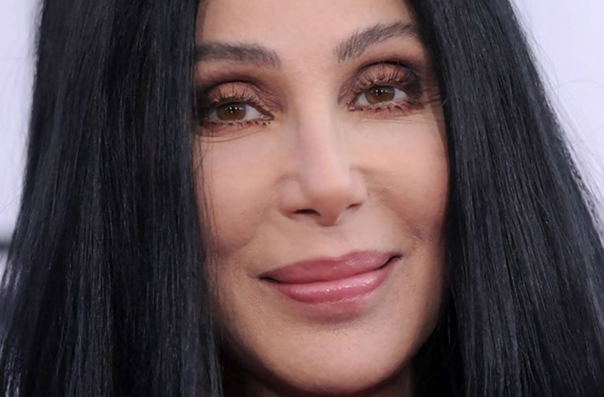  “Übertrifft Madonna”. Die 76-jährige Cher zeigt in einem Body ihre langen Beine