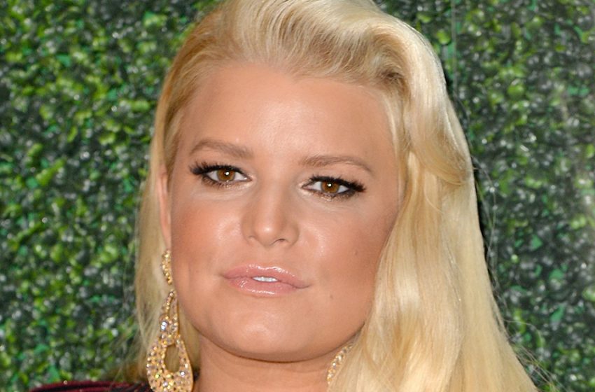  Jessica Simpson, Mutter von drei Kindern, verlor an Gewicht, sodass alle ihre Kleider an ihr hängen