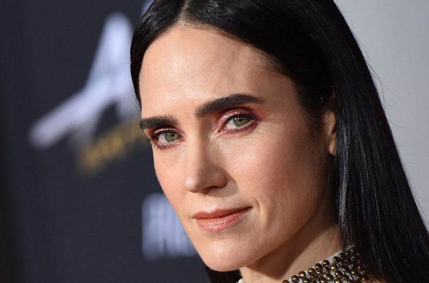  Erstaunlich schlanke Figur: 52-jährige Jennifer Connelly sonnt sich im Bikini mit ihrem Ehemann auf der Yacht