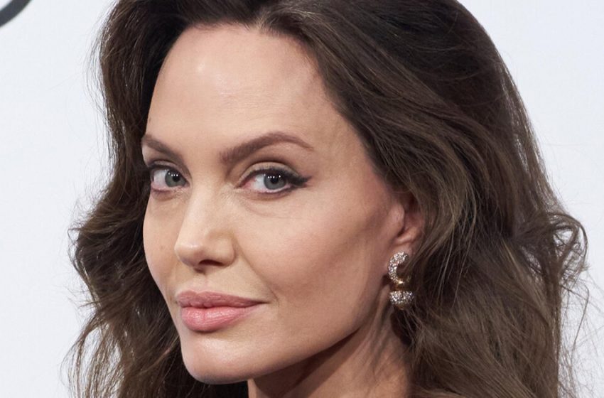  „Sie hat ihre Haare umgefärbt, sieht nicht wie sie selbst aus“: Angelina Jolie im All-Black-Look ging mit ihrem Sohn zum Abendessen