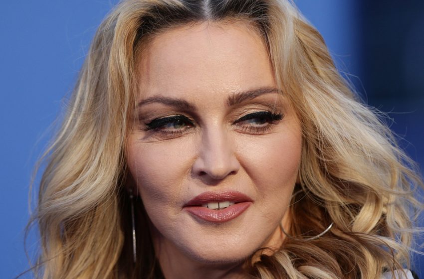  64-jährige Madonna überrascht ihre Fans mit ihrem Aussehen einen Monat nach einer Notaufnahme