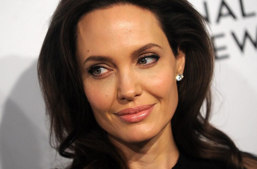  „Schmutzige Haare, graue Ansätze“: Ungepflegte Angelina Jolie in zerknitterter Kleidung heizt Gerüchte über Depression an