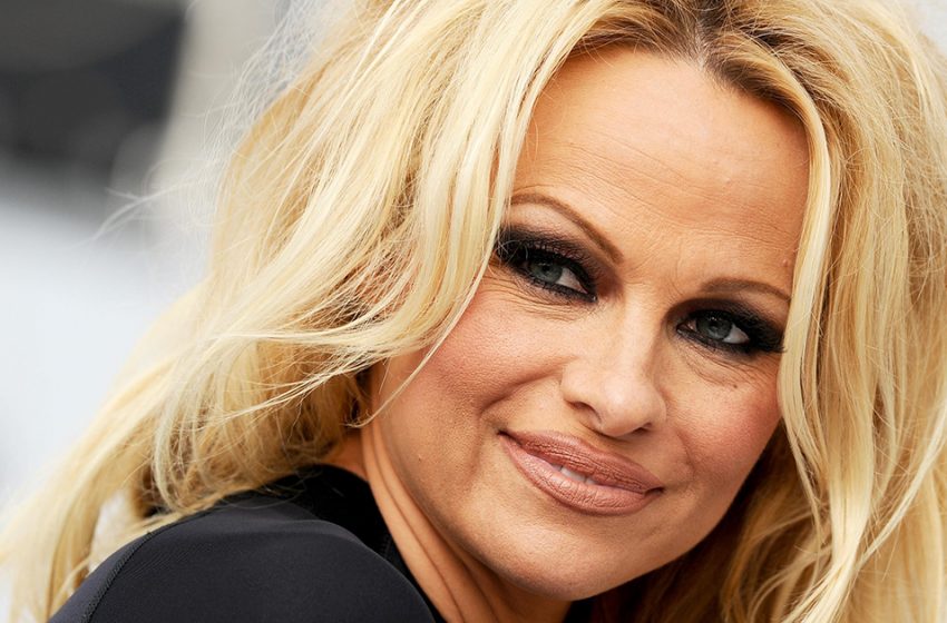  „Wie eine alte Großmutter“: Paparazzi haben die 55-jährige Pamela Anderson während eines Spaziergangs fotografiert