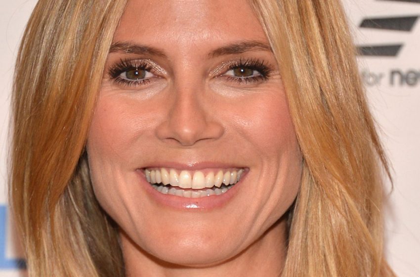  Micro-Shorts, Federn und Büstenhalter: Heidi Klum präsentiert makellose Figur