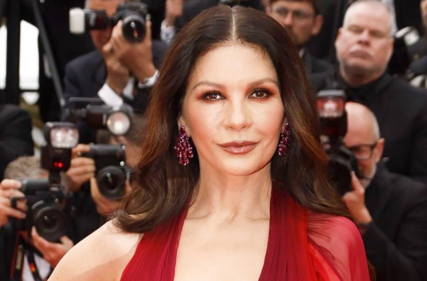  “Zu heiß”: Die 53-jährige Catherine Zeta-Jones zeigte in einem Badeanzug mit einem gewagten Ausschnitt ihr üppiges Dekolleté