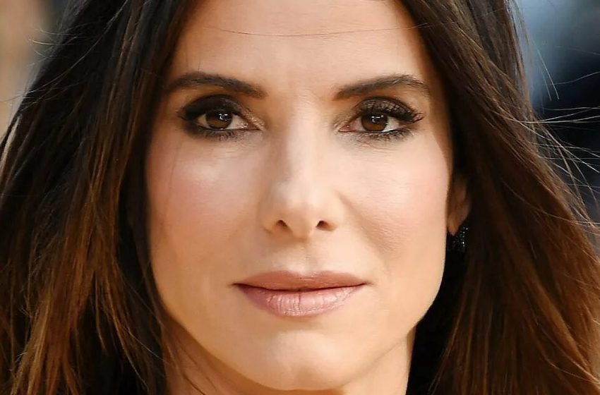  „Ich glaube nicht, dass sie 59 ist!“: Sandra Bullock in einem böhmischen Blumenkleid verblüffte Blogger