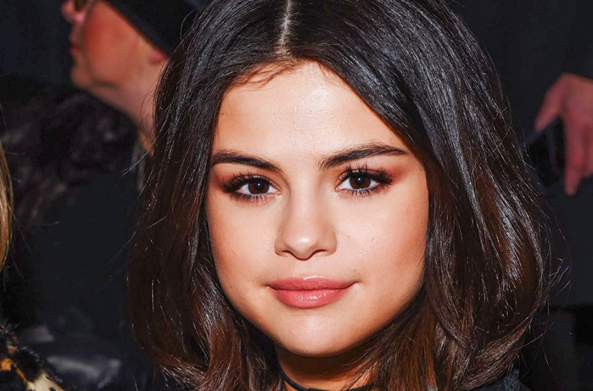  Selena Gomez zeigte ihren üppigen Busen in einem pinkfarbenen Badeanzug während ihres Urlaubs auf einer Yacht